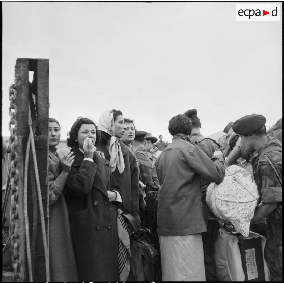 Embarquement de ressortissants français et étrangers à bord du Pasteur à Port-Saïd.
