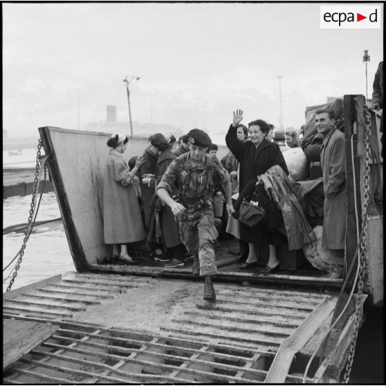 Embarquement de ressortissants français et étrangers à bord du Pasteur à Port-Saïd.