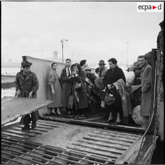 Embarquement de ressortissants français et étrangers à bord du Pasteur à Port-Saïd.