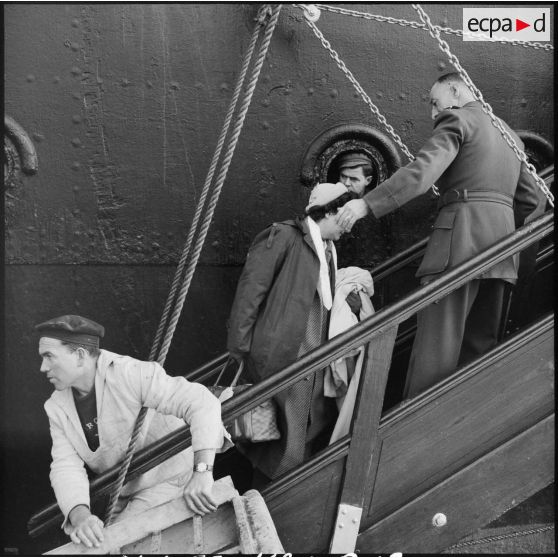 Embarquement de ressortissants français et étrangers à bord du Pasteur à Port-Saïd.