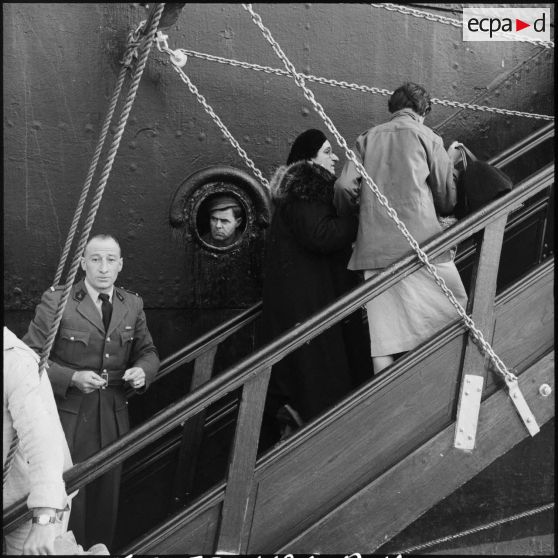 Embarquement de ressortissants français et étrangers à bord du Pasteur à Port-Saïd.