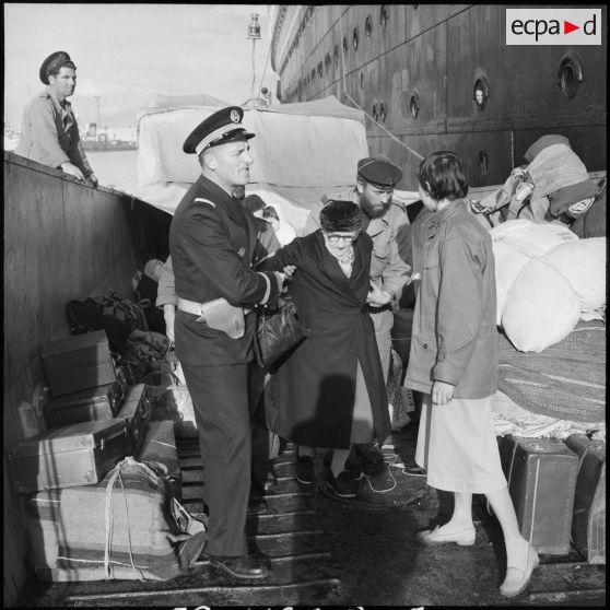 Embarquement de ressortissants français et étrangers à bord du Pasteur à Port-Saïd.