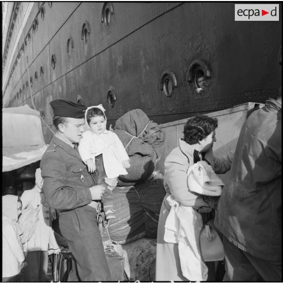 Embarquement de ressortissants français et étrangers à bord du Pasteur à Port-Saïd.