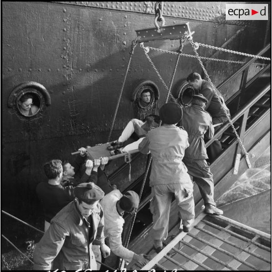 Embarquement de ressortissants français et étrangers à bord du Pasteur à Port-Saïd.