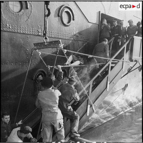 Embarquement de ressortissants français et étrangers à bord du Pasteur à Port-Saïd.