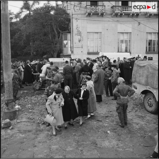 Embarquement de ressortissants français et étrangers à bord du Pasteur à Port-Saïd.