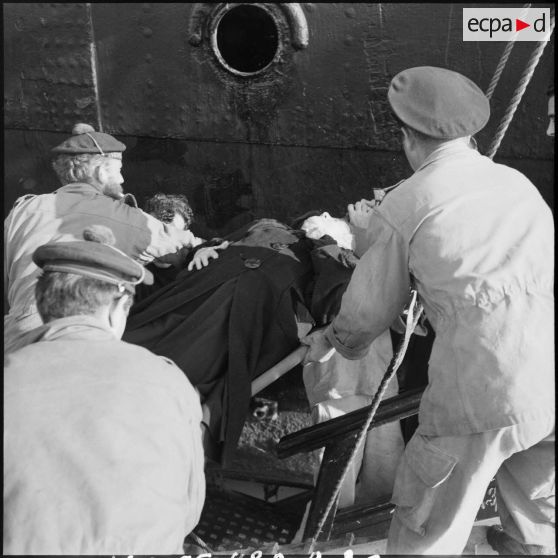 Embarquement de ressortissants français et étrangers à bord du Pasteur à Port-Saïd.