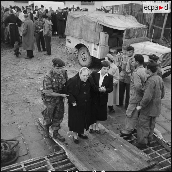 Embarquement de ressortissants français et étrangers à bord du Pasteur à Port-Saïd.