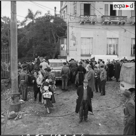 Embarquement de ressortissants français et étrangers à bord du Pasteur à Port-Saïd.