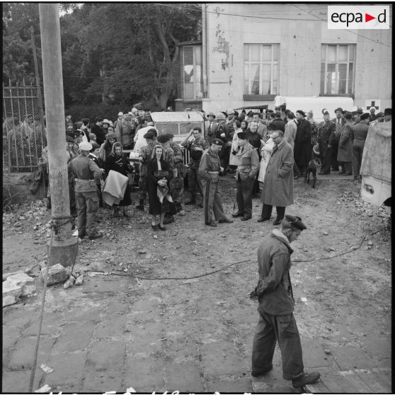 Embarquement de ressortissants français et étrangers à bord du Pasteur à Port-Saïd.