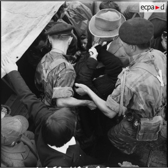 Embarquement de ressortissants français et étrangers à bord du Pasteur à Port-Saïd.