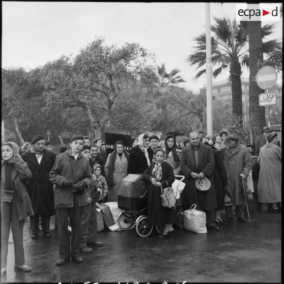 Embarquement de ressortissants français et étrangers à bord du Pasteur à Port-Saïd.
