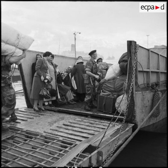 Embarquement de ressortissants français et étrangers à bord du Pasteur à Port-Saïd.