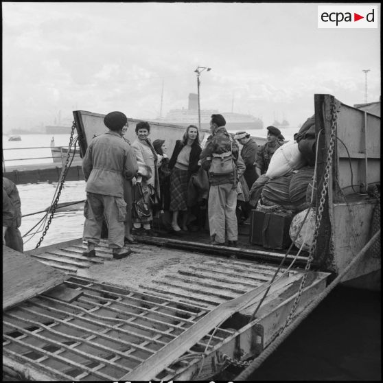 Embarquement de ressortissants français et étrangers à bord du Pasteur à Port-Saïd.