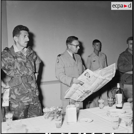 Les généraux Massu et Beaufre lors du 151e anniversaire de la victoire d'Austerlitz à Port-Fouad.