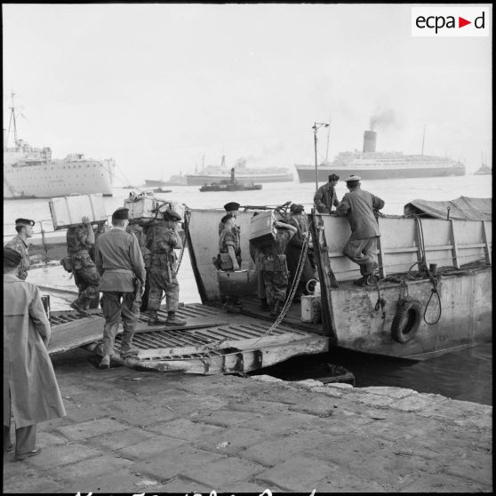 Embarquement de ressortissants français à bord du Pasteur à Port-Saïd.
