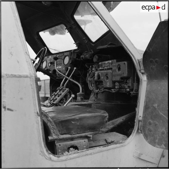 L'intérieur d'un transport de troupes égyptien BTR 152 abandonnés dans le désert du Sinaï.