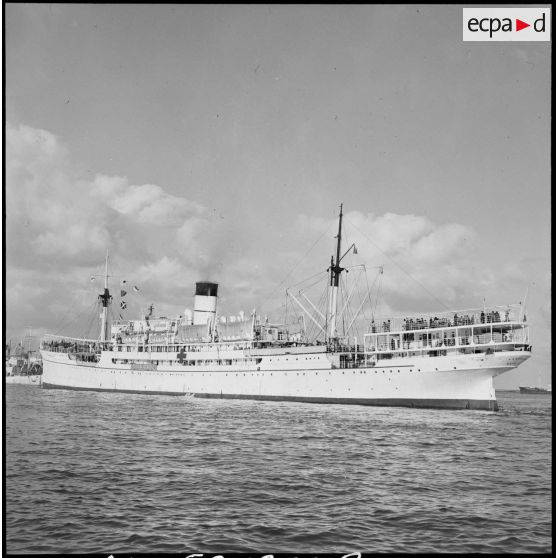 Le navire-hôpital italien Argentina, de Naples.