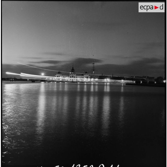 Le canal de Suez et le siège de la compagnie universelle du canal de Suez, sur sa rive africaine à Port-Saïd.