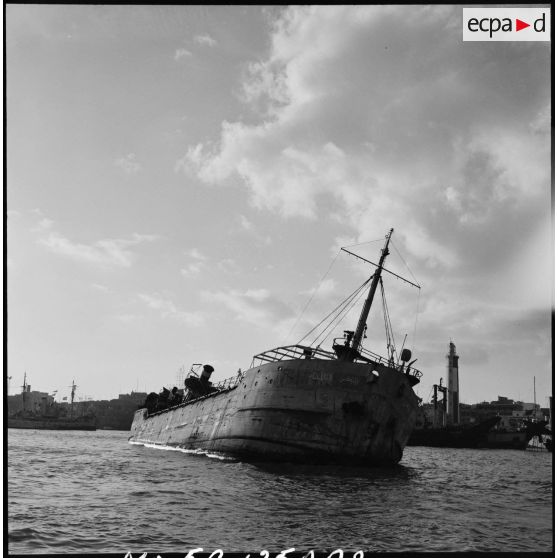 Le Pollux sabordé par les autorités égyptiennes à l'entrée du canal de Suez à Port-Saïd.