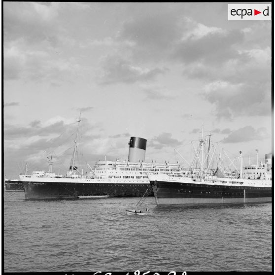 Les paquebots Pasteur et Claude Bernard.
