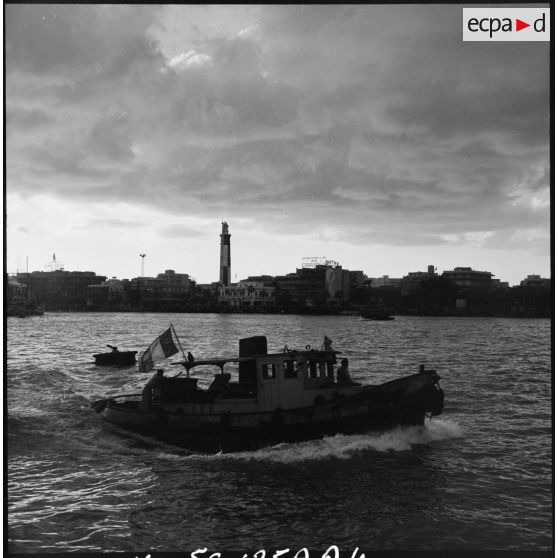 Le canal de Suez avec la ville de Port-Saïd au second plan.<br>