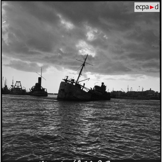Le Pollux sabordé par les autorités égyptiennes à l'entrée du canal de Suez à Port-Saïd.