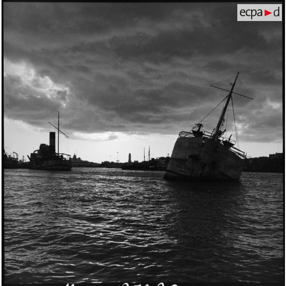 Le Pollux sabordé par les autorités égyptiennes à l'entrée du canal de Suez à Port-Saïd.