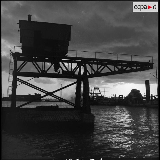A droite, les bateaux sabordés par les autorités égyptiennes à l'entrée du canal de Suez à Port-Saïd.