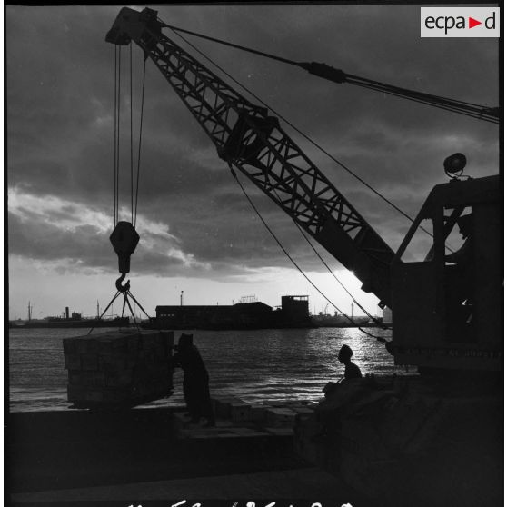 Une grue du génie militaire au bord du canal de Suez à Port-Saïd.