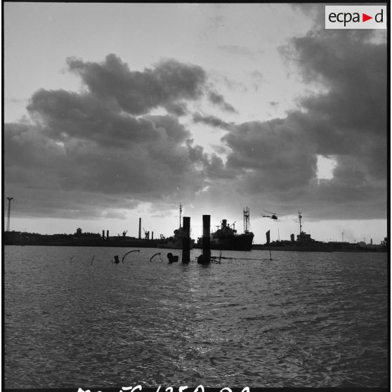 Un bateau sabordé par les autorités égyptiennes à l'entrée du canal de Suez à Port-Saïd.