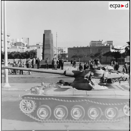 Le départ de l'escadron d'AMX-13 du 1er REP à Port-Fouad.