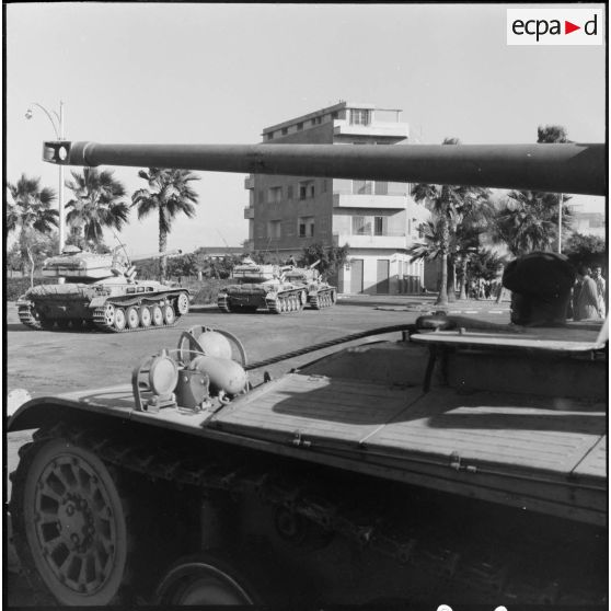 Le départ de l'escadron d'AMX-13 du 1er REP à Port-Fouad.