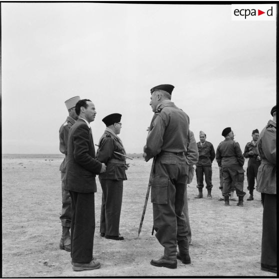 Le général Cogny et l'adjoint du caïd de Ben Guerir, lors d'une manœuvre au Maroc.