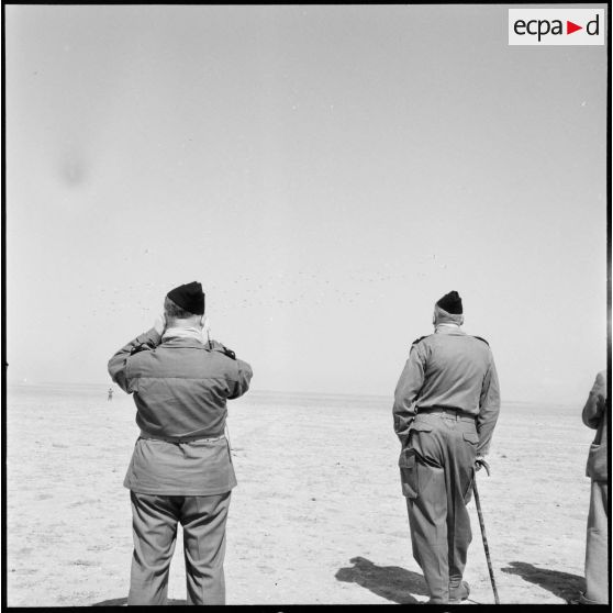 Les généraux Agostini et Cogny assistent à une manœuvre de la 32e DI au Maroc.