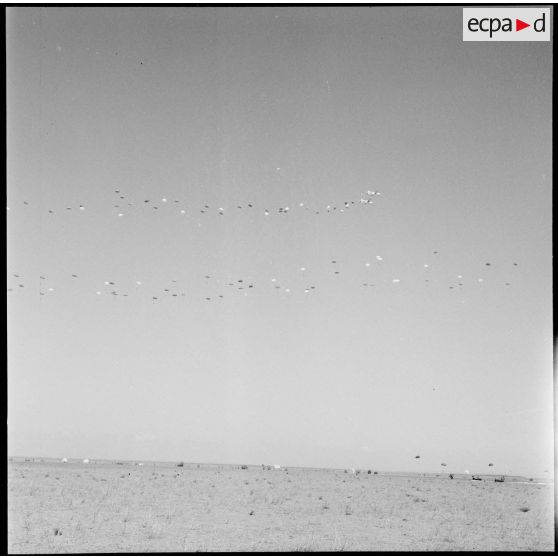 Phase de largage lors d'une manœuvre de la 32e DI au Maroc.