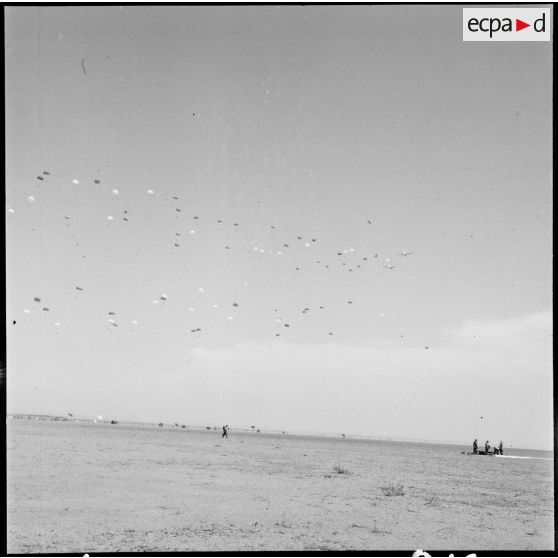 Phase de largage lors d'une manœuvre de la 32e DI au Maroc.