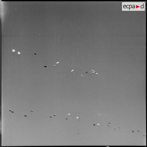 Phase de largage lors d'une manœuvre de la 32e DI au Maroc.