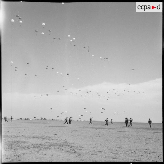 Phase de largage lors d'une manœuvre de la 32e DI au Maroc.