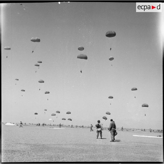 Phase de largage lors d'une manœuvre de la 32e DI au Maroc.