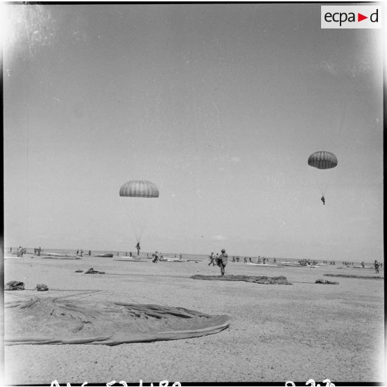 Phase de largage lors d'une manœuvre de la 32e DI au Maroc.