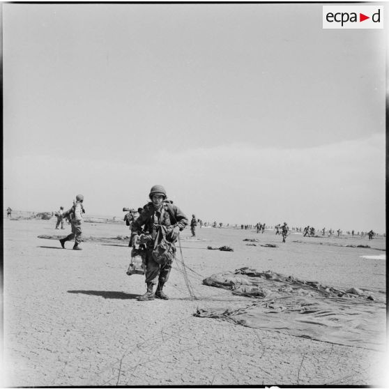 Phase de largage lors d'une manœuvre de la 32e DI au Maroc.