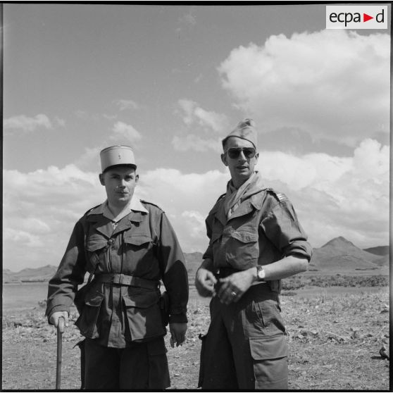 Deux capitaines lors d'une manœuvre de la 32e DI au Maroc.