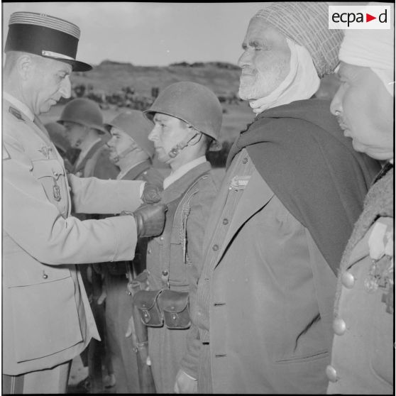 Remise de décoration lors d'une cérémonie à Boghari.