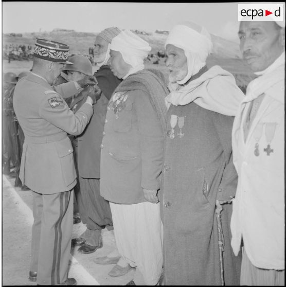 Remise de décoration lors d'une cérémonie à Boghari.