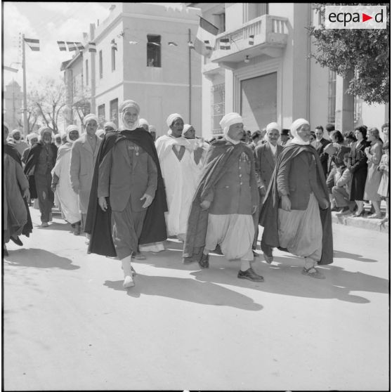 Groupe d'anciens combattants lors d'une prise d'armes à Boghari.