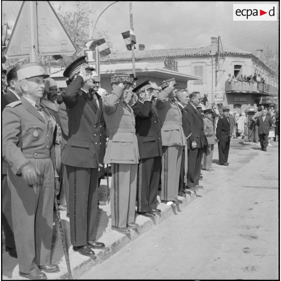 Le groupe des autorités civiles et militaires, Boghari.