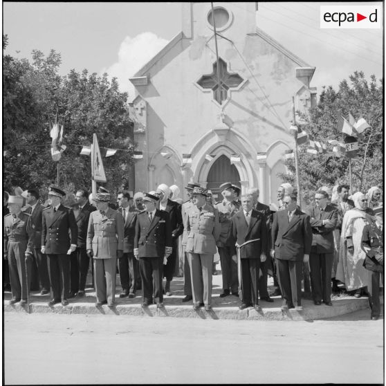 Devant l'église de la ville, le groupe des autorités civiles et militaires, Boghari.