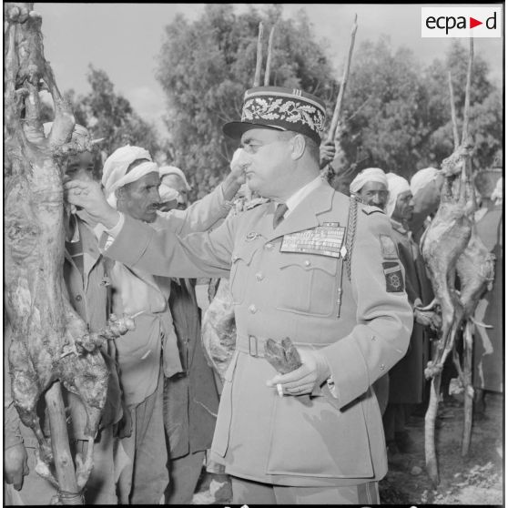 Portrait du général Simon président une cérémonie à Boghari.