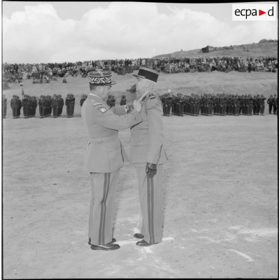 Remise de décoration lors d'une cérémonie à Boghari.